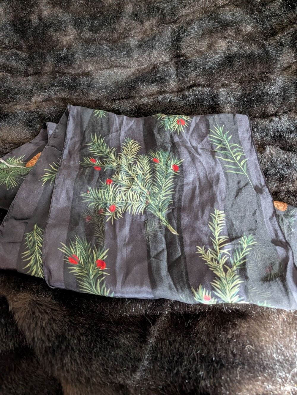 Smithsonian Institution Scarf Women's Black pinecone Print 100% Silk Christmas